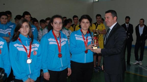 Elbistan Okul Sporları Voleybol maçları kupa töreni