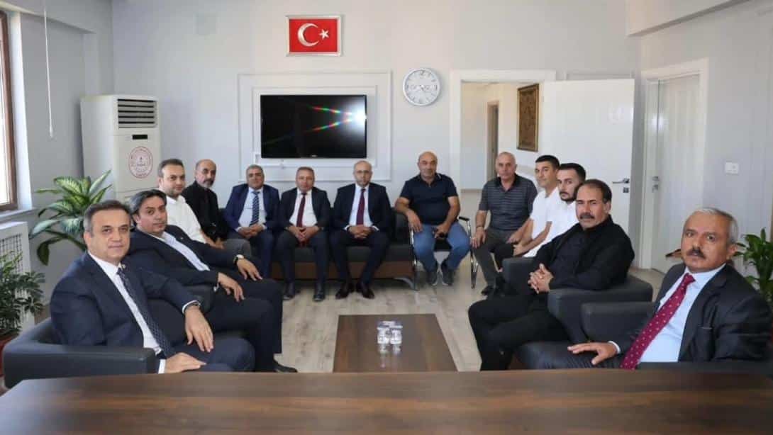 AK Parti Kahramanmaraş Milletvekili Sayın Mevlüt KURT ve AK Parti İlçe Yönetim Kurulu Üyeleri, İlçe Milli Eğitim Müdürümüz Sayın İlyas GEZER'i Makamında Ziyaret Ettiler